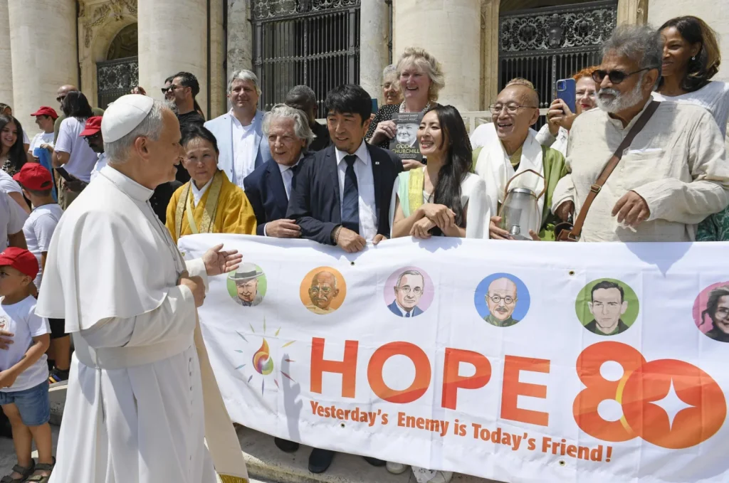 バチカンの一般謁見でローマ教皇にHOPE 80をご紹介する東條英利(2025年6月18日)